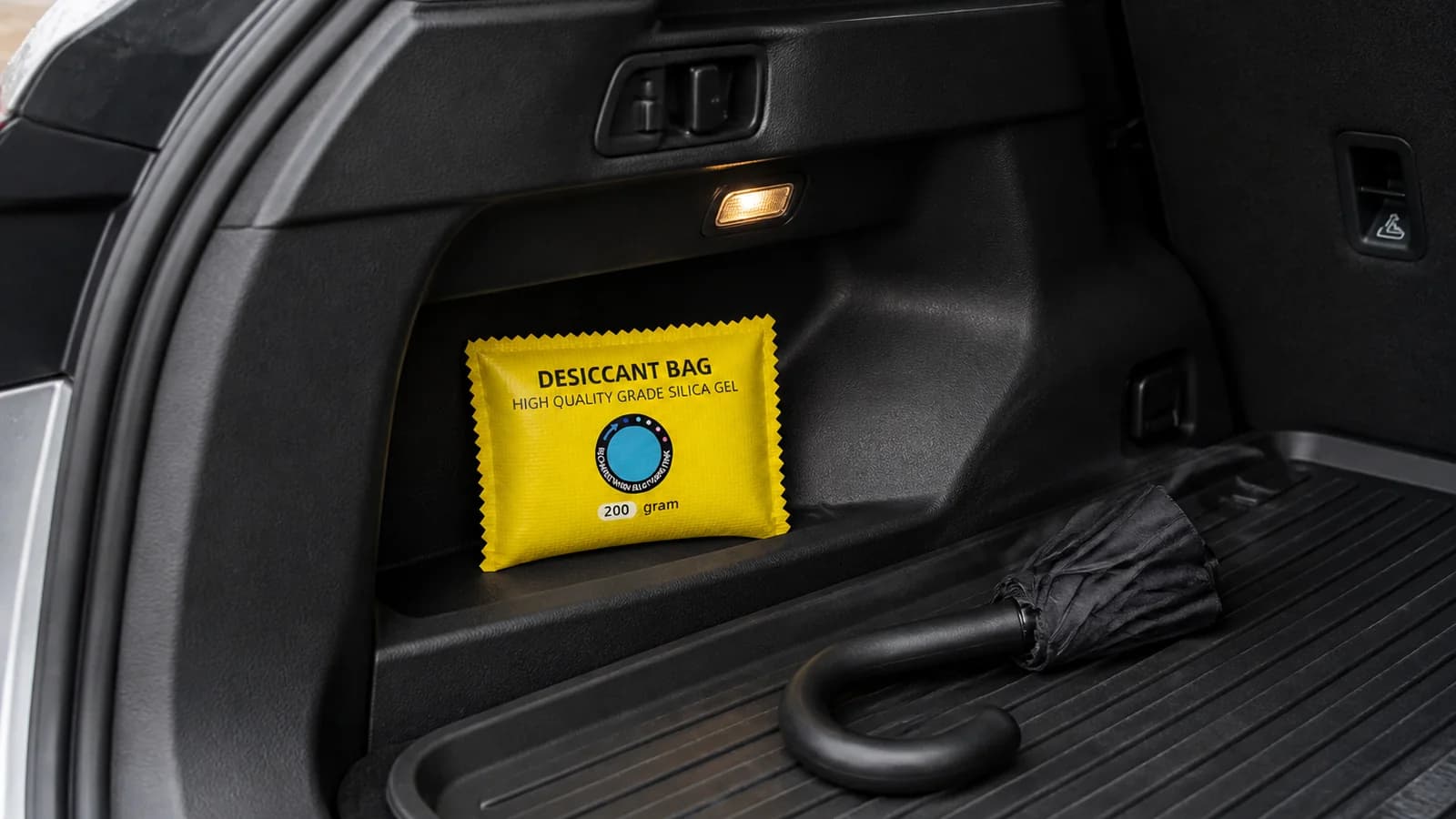 Sacchetto deumidificatore giallo riutilizzabile in gel di silice da 200 g, fissato nello scomparto laterale del bagagliaio del veicolo
