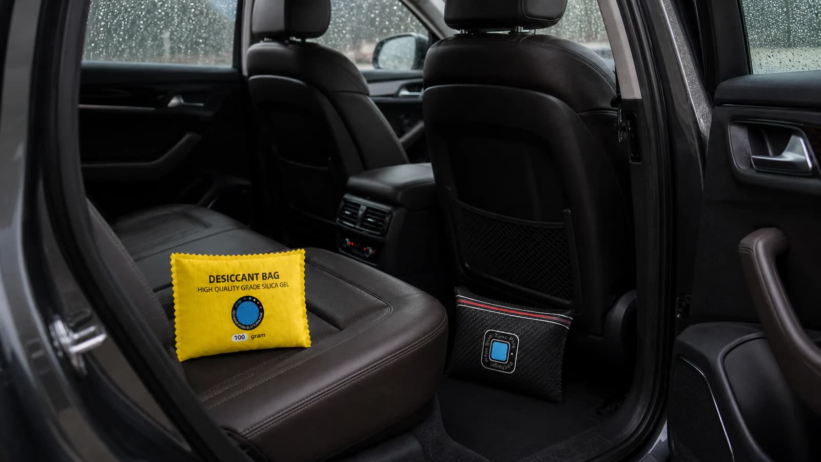 Bolsas deshumidificadoras reutilizables de 100 g y 400 g en un coche húmedo