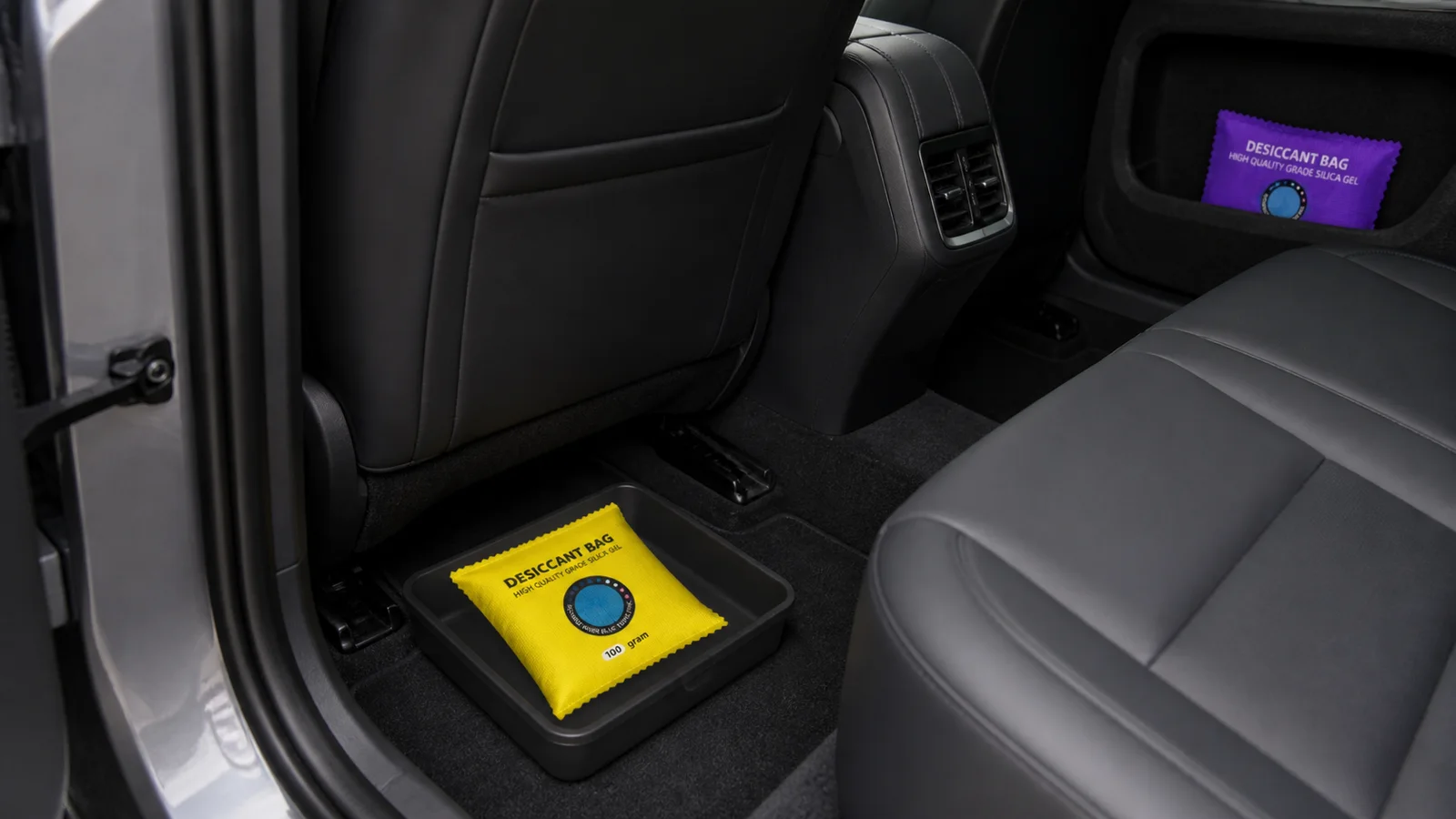 Sacchetto deumidificatore riutilizzabile in gel di silice posizionato in sicurezza in auto