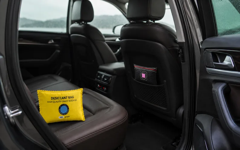 Silica gel car moisture absorber bags used on a rainy day